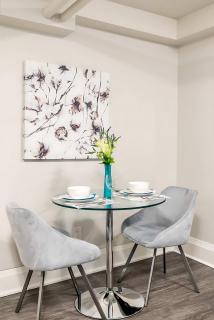 Modern 2BR Condo - Centrally Located Downtown - Hamilton - 5