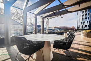 Elegant Apartment in Park with Rooftop Infinity Pool on St Kilda Road, Melbourne - 6