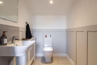 Modern 3 bedroom house with parking - Bath - 6