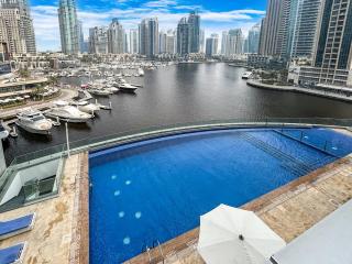 Bright & Elegant Home on the 44th at Cayan Tower - Dubai - 7