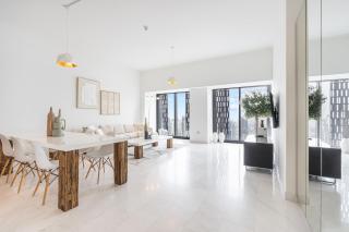 Bright & Elegant Home on the 44th at Cayan Tower - Dubai - 4