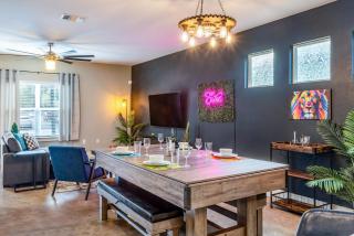 Fun 4BR Near Downtown with Games & Firepit - Austin - 9