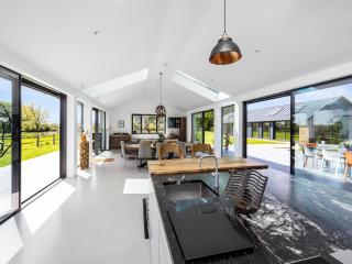 Pass The Keys Luxury Retreat with Countryside Views - Plumpton Green - 2