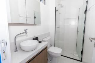 579 - Lindo Apartamento 2 suítes na praia de Bombas - 2