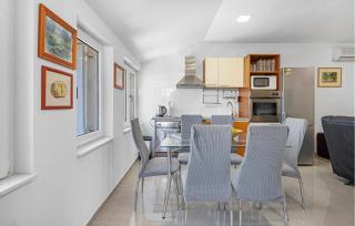Pet Friendly Apartment In Rogoznica - 7
