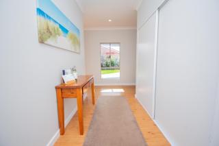 Spacious 2 Family Accommodation in the Grove - Albany - 8