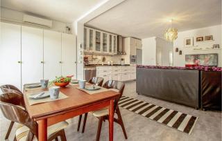 Stunning Apartment In Torrevieja - Torrevieja - 1