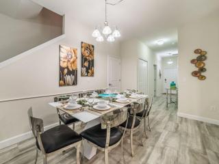 Last Minute Disney Getaway! Private Pool, Hot Tub & Games Room. Book Now! #94707 - Kissimmee - 4