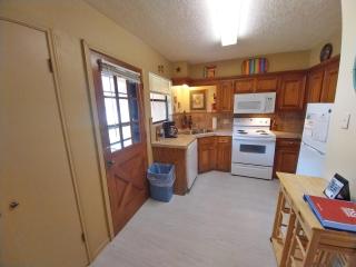 Valley Condo 109 - Chili Peppers - Creekside - WiFi - Hot Tub - Fireplace - Washer - Dryer - Playground - 6