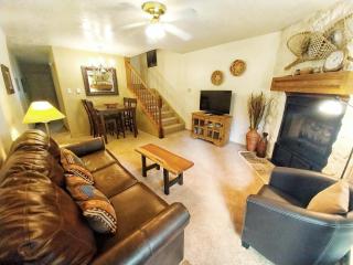 Valley Condo 109 - Chili Peppers - Creekside - WiFi - Hot Tub - Fireplace - Washer - Dryer - Playground - Red River - 0