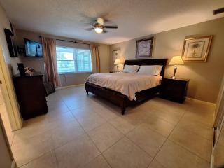 Lakeview Retreat w Jacuzzi Tub Gator Den - 4