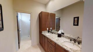 6 Bed, 4 Bath perfect for group or large family - 4