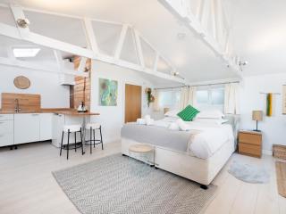 Bright & Airy Countryside Cabin Near Oxford, Perfect Getaway with Scenic Views - Stanton Saint John - 0