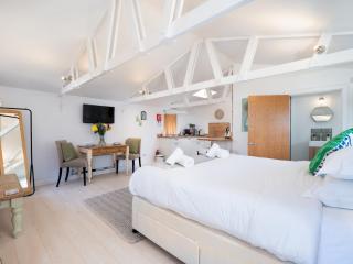 Bright & Airy Countryside Cabin Near Oxford, Perfect Getaway with Scenic Views - Stanton Saint John - 3