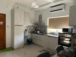 Centrally located one floor - Paola - 1
