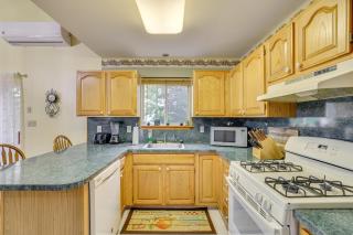 Private Hot Tub Lakefront Poconos Home! - Pocono Summit - 3