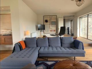 Tranquil Lakeside Lodge - 3