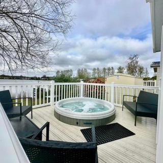 The Lakeside21 Caravan 8 berth with Hot tub at Tattershall Lakes - Tattershall - 8