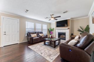 Brand New 4BR 2BA Holiday Home With Hot Tub - Houston - 1