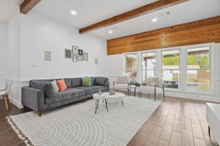 Gorgeous 4BR Holiday Home with Huge Yard, Pool & Hot Tub - Denton - 8