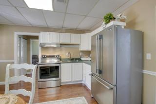 The Cabernet Cabin Defiance Home on Katy Trail! - 1