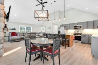 Unwind at Our Beautiful Sanctuary - Scenic Views home - 7