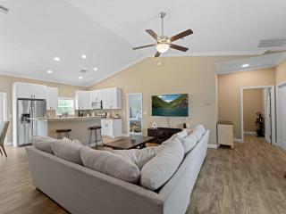 Stylish Fun & Comfy - Mins to Beaches - Backyard - North Port - 8
