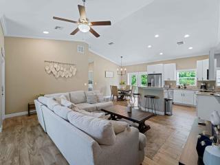 Stylish Fun & Comfy - Mins to Beaches - Backyard - 7