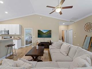 Stylish Fun & Comfy - Mins to Beaches - Backyard - 6
