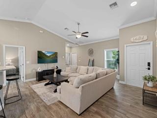 Stylish Fun & Comfy - Mins to Beaches - Backyard - North Port - 4
