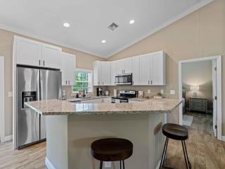 Stylish Fun & Comfy - Mins to Beaches - Backyard - 1
