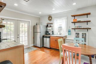 1 Mi to Beach Colorful Cottage in Galveston! - Galveston - 4