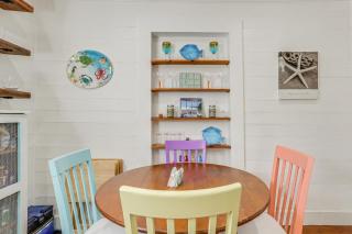 1 Mi to Beach Colorful Cottage in Galveston! - Galveston - 3