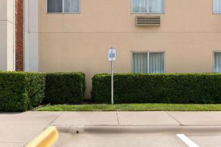 Super 8 by Wyndham Grapevine/DFW Airport Northwest - Grapevine - 1
