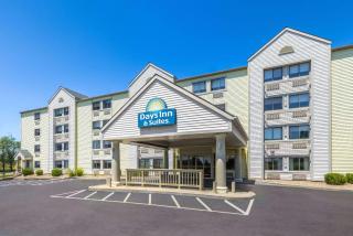 Days Inn & Suites by Wyndham Kansas City South - 8