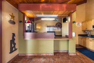 Super 8 by Wyndham Dodge City - Dodge City - 4