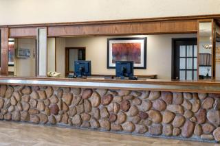Ramada by Wyndham Thunder Bay Airlane Hotel - 4