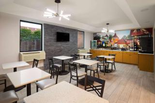Days Inn by Wyndham Helen - 1