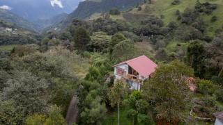URKU ALLIPACHA Mountain Retreat w/ Organic Garden - Baños - 0
