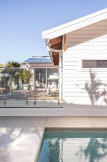 Blackbutt House - Luxe Retreat With Pool and Sauna - Suffolk Park - 3