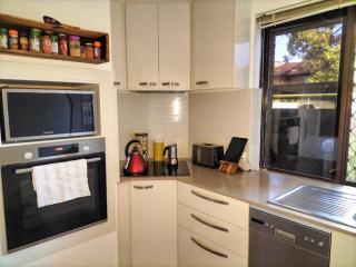 All the comforts by the lake - Perth - 4