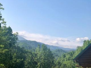 Smoky Heights Overlook, Luxury Log Cabin, Mountain & City Views - 8