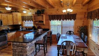 Smoky Heights Overlook, Luxury Log Cabin, Mountain & City Views - Gatlinburg - 3