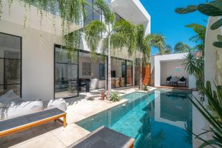 Casa Embra - Chic & Tropical 4-Bedroom Villa in Central Berawa - Canggu - 0