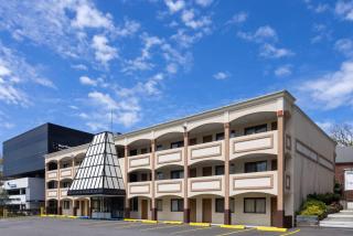 Travelodge by Wyndham Manhasset - 9