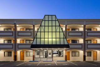 Travelodge by Wyndham Manhasset - 8