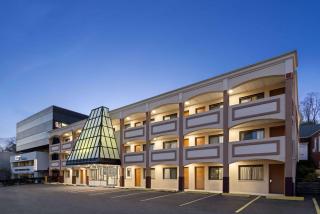 Travelodge by Wyndham Manhasset - 7