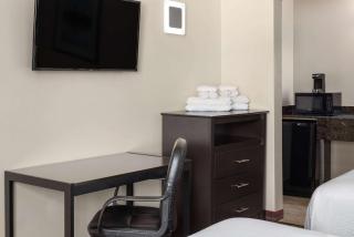 Travelodge by Wyndham Manhasset - 1