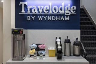 Travelodge by Wyndham Manhasset - 4