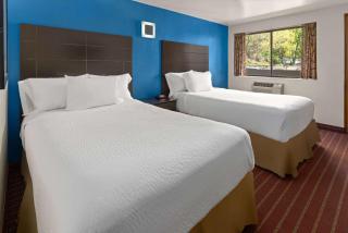 Travelodge by Wyndham Manhasset - 2